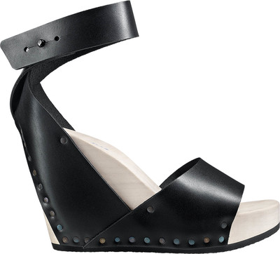 Sandal Tallula on the ten-centimeter-high wooden sole.