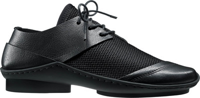 Sporty lace-up shoe with mesh detail